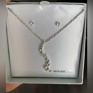 18” necklace and earrings gift set
Silver plated 
Cubic zirconia 
Brand new
